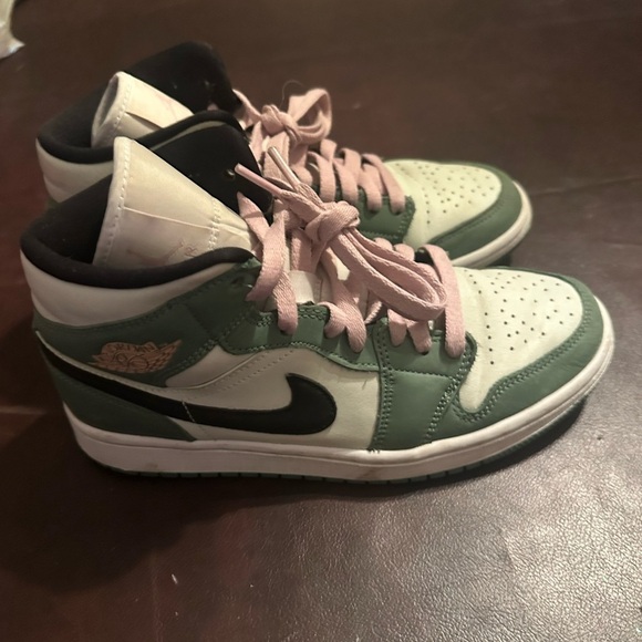 Nike Shoes - Nike Jordan
